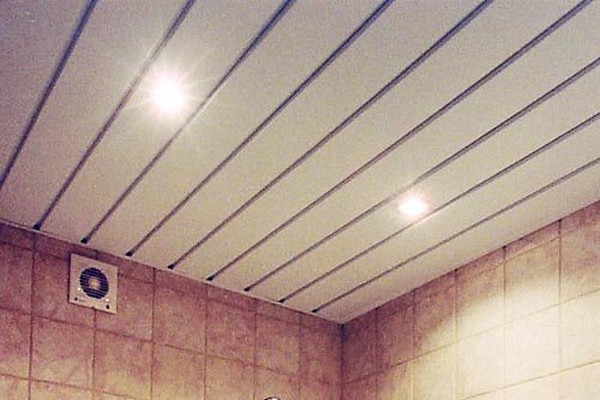 потолок на кухне из пвх панелей фото