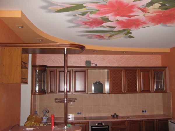 натяжной цветной потолок на кухне фото