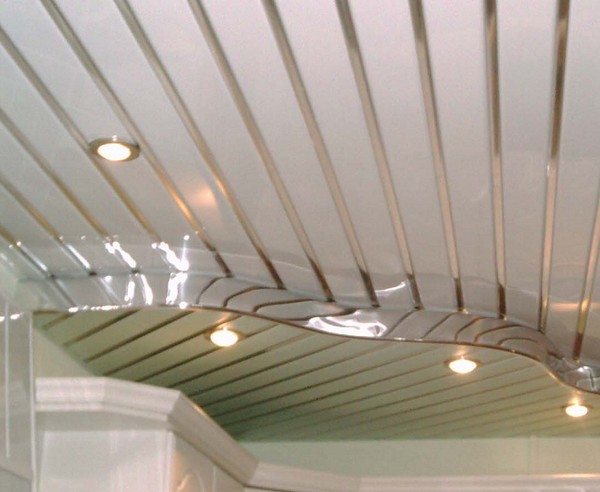 реечный потолок на кухне фото