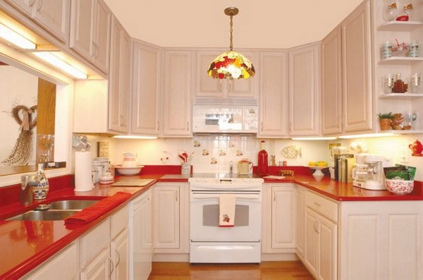 белая кухня с красной столешницей фото