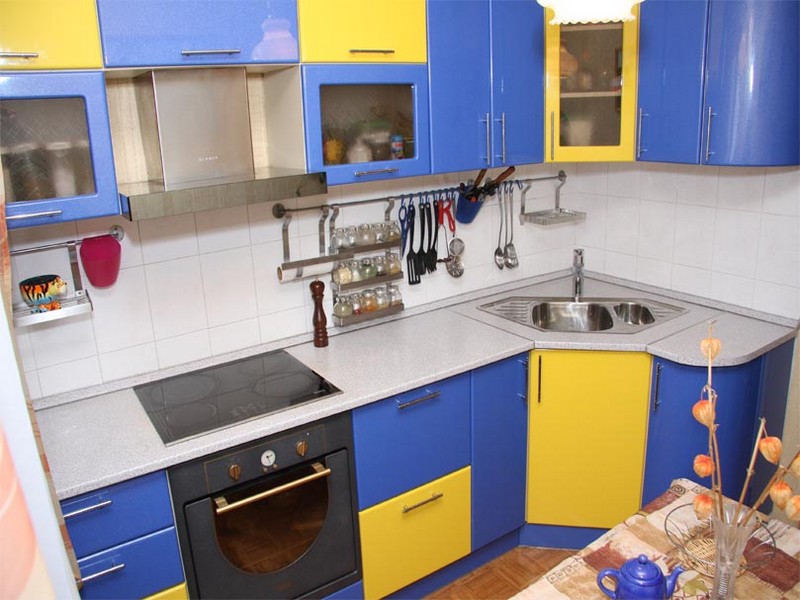 желто голубая кухня фото