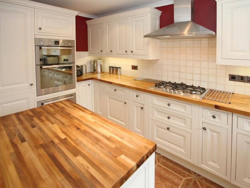 светлая кухня с деревянной столешницей фото