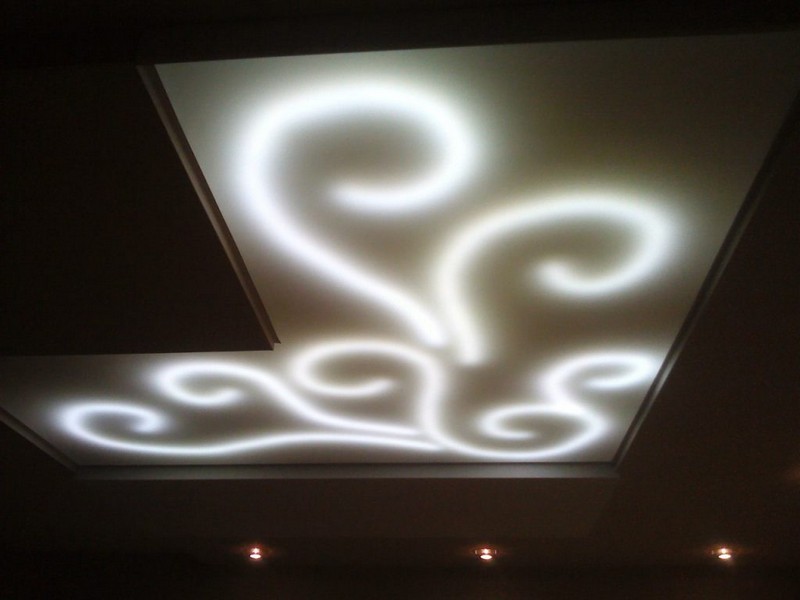 фигурная подсветка на кухонном потолке фото